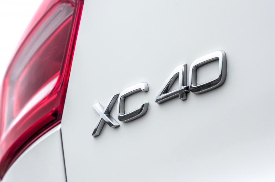 Логотип Volvo XC40 T5 R-Design 2017 года  (UK) (фото 9 из 41)